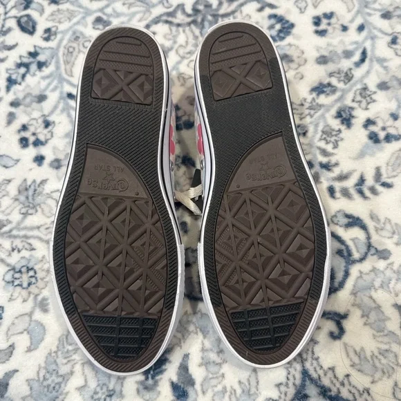 Converse Kids' Floral Sneakers - size 5 kids fits women’s 7 - Picture 3 of 6